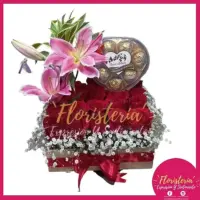 Caja Floral con Chocolates Corazon